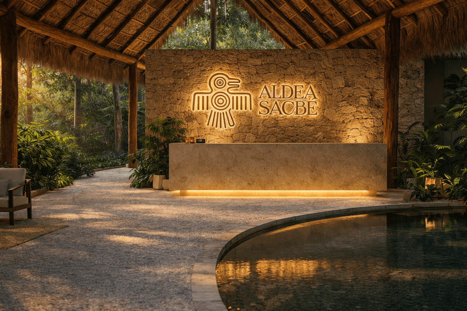 Hotel Boutique Aldea Sacbé con piscina y logo iluminado