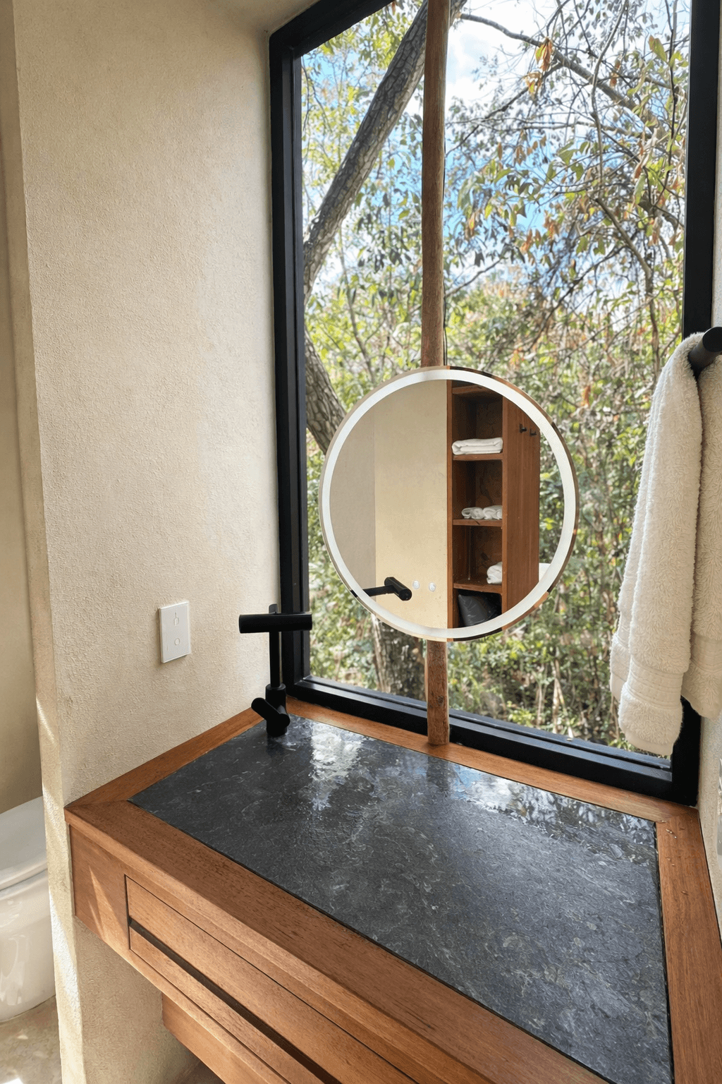 Lavabo con vista a la selva