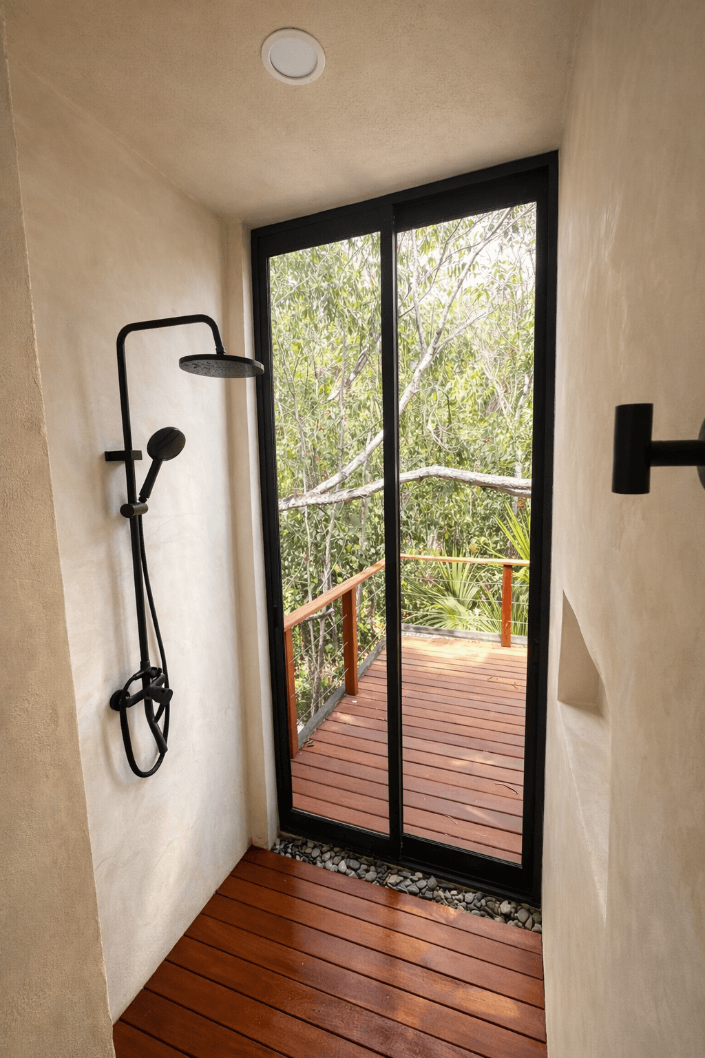 Regadera con vista al deck